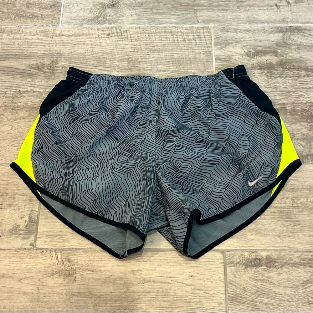 Nike Running Shorts Women Size Small Dri Fit Wavy Print Gray Highlighter Black